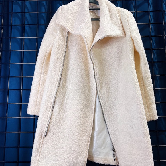 Glamorous white trench coat - Picture 2 of 3